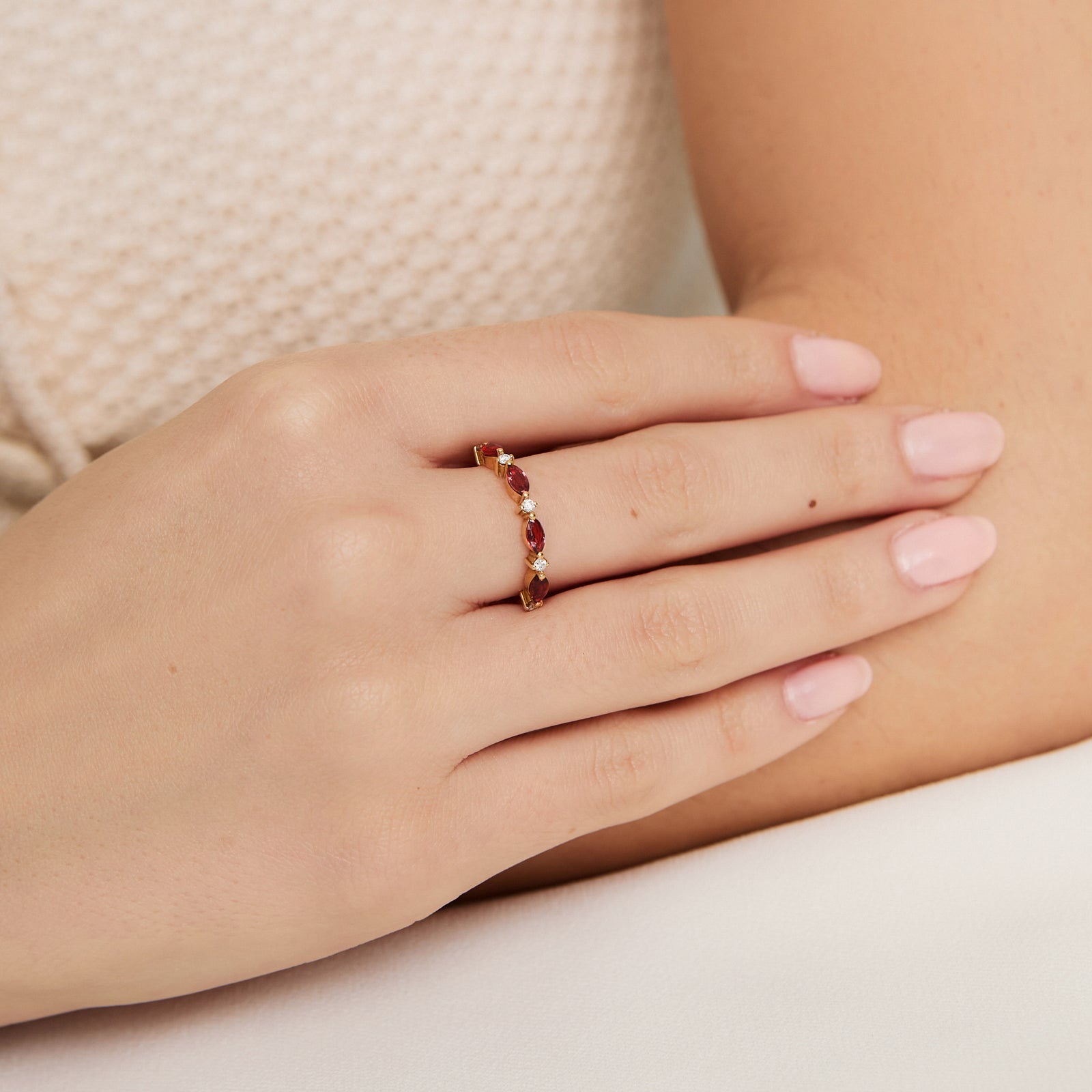 Anillo en oro amarillo de 18K con rubís y brillantes