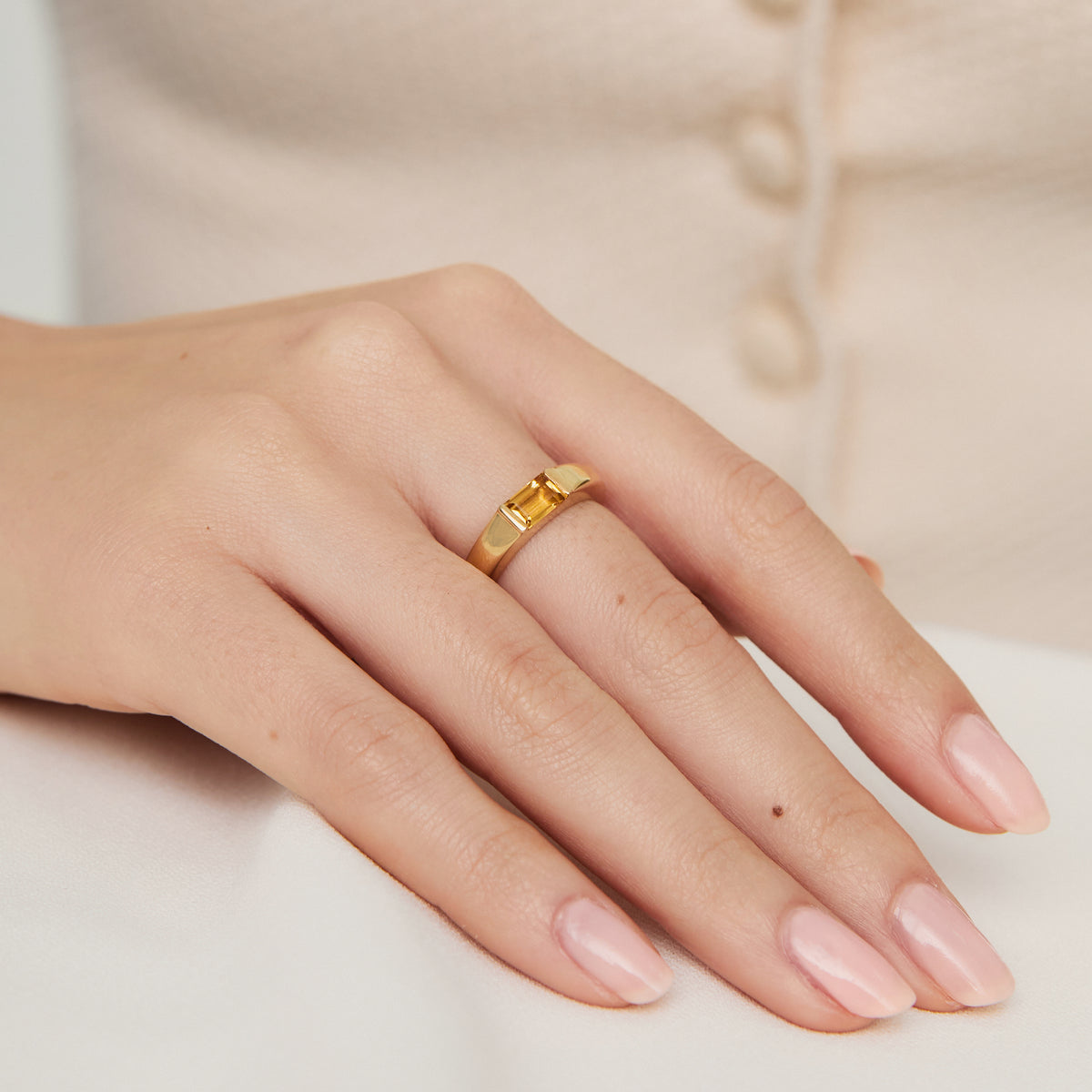 Anillo oro amarillo de 18K aro grueso con citrino