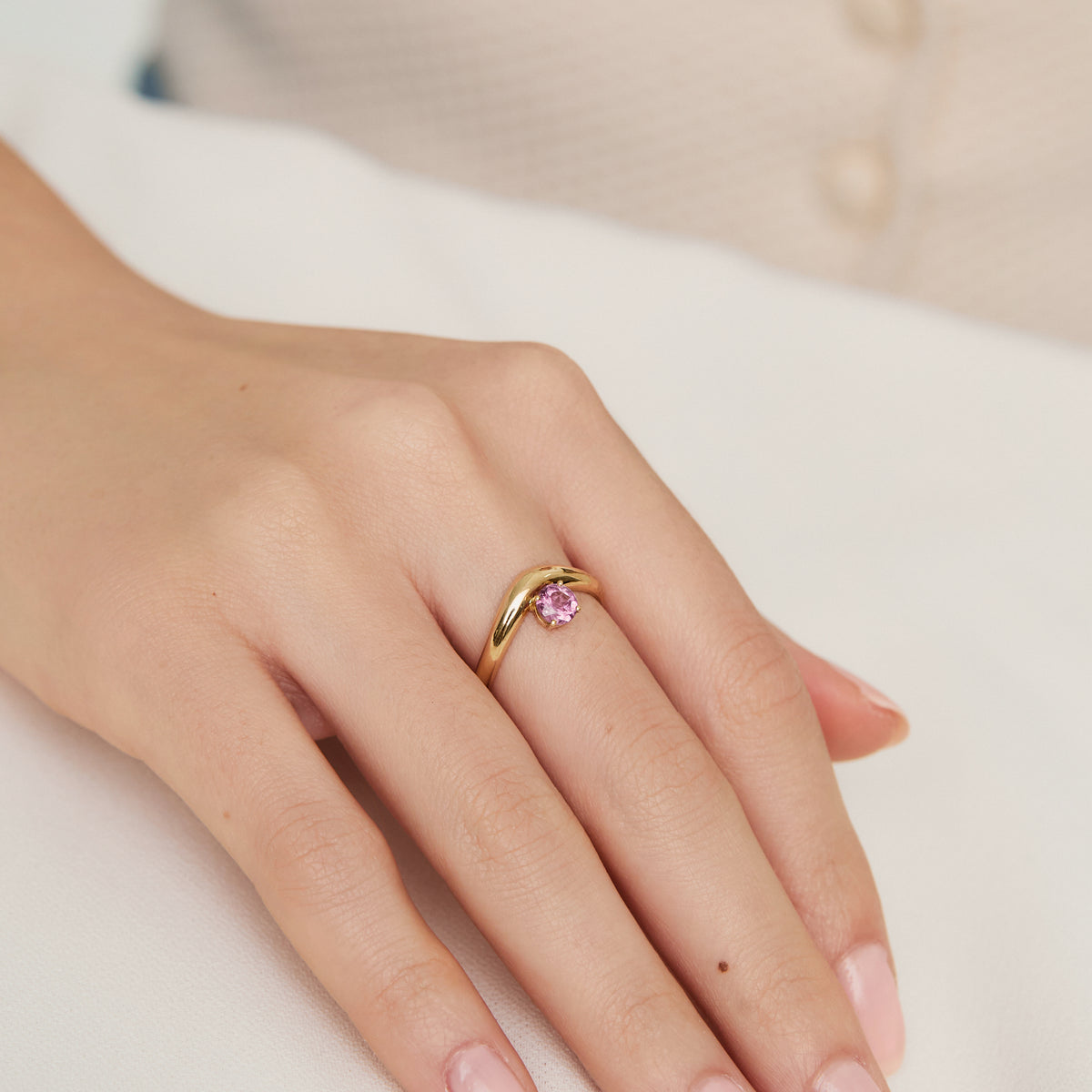 Anillo en oro amarillo de 18K curvo con turmalina rosada redondo