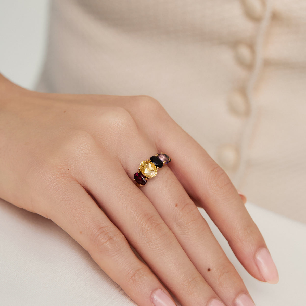 Anillo en oro amarillo de 18K piedras de colores en corte oval