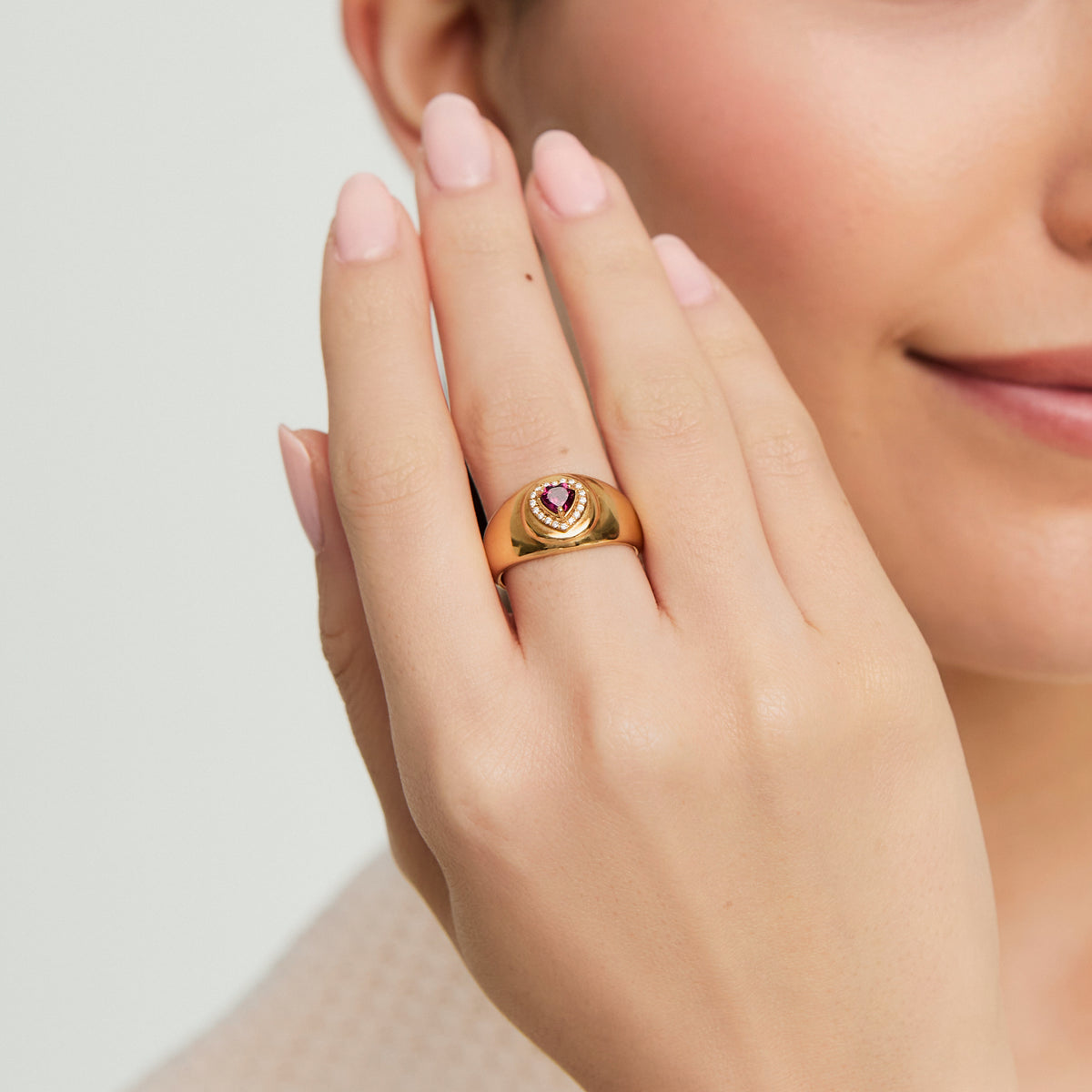 Anillo en oro amarillo de 18K con rodolita corazón con brillantes alrededor