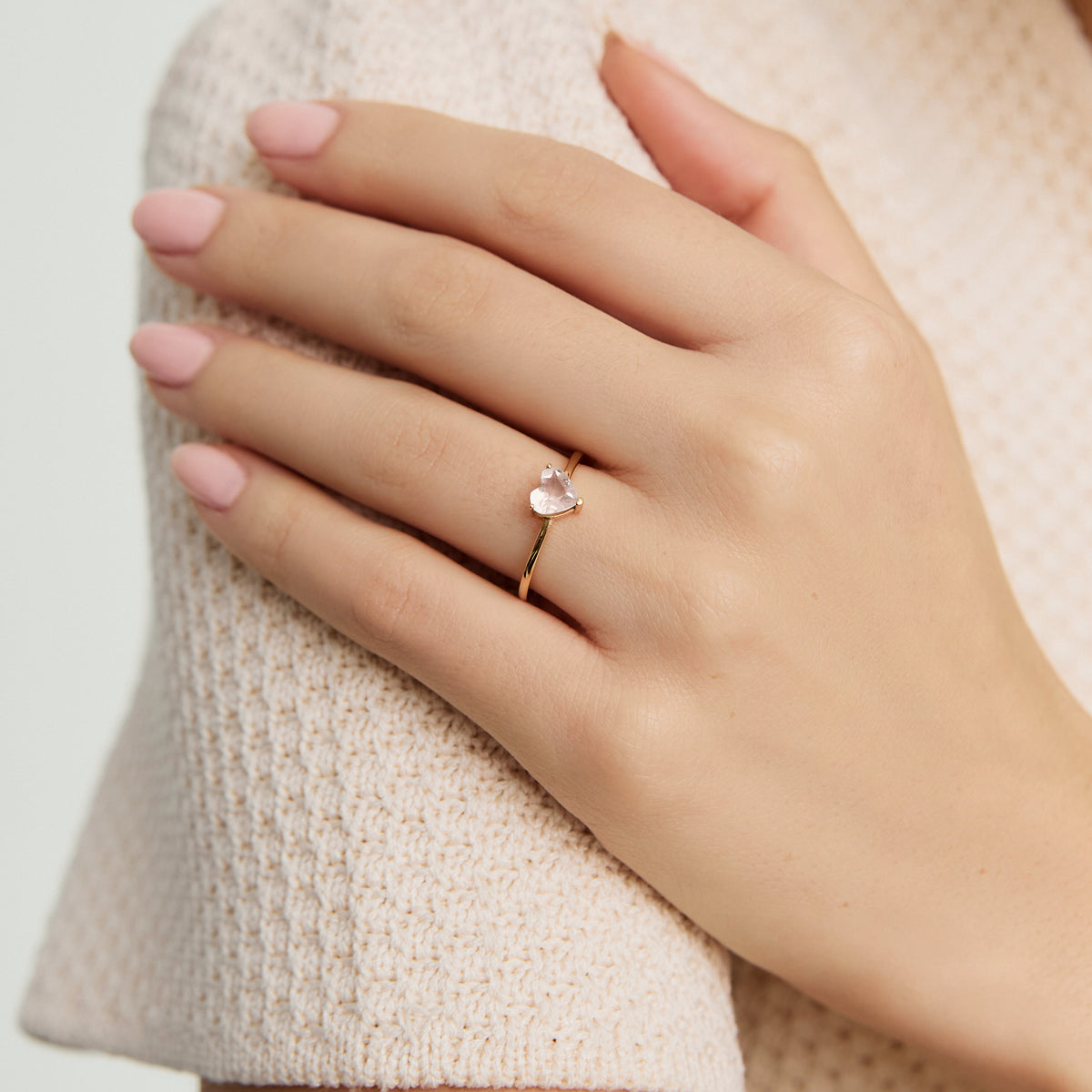 Anillo oro amarillo de 18K con cuarzo rosado corazón