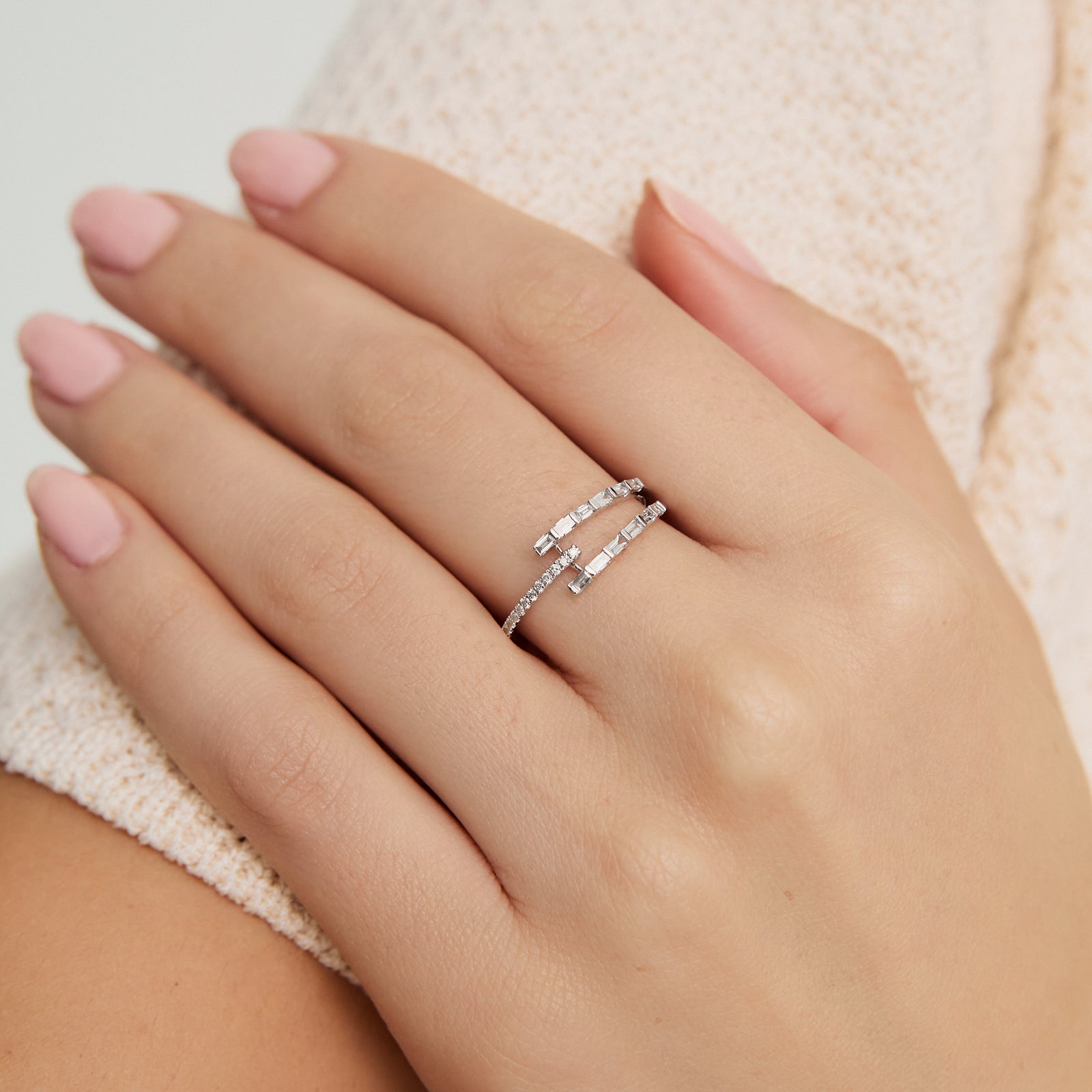 Anillo en oro blanco de 18K entreabiberto con brillantes