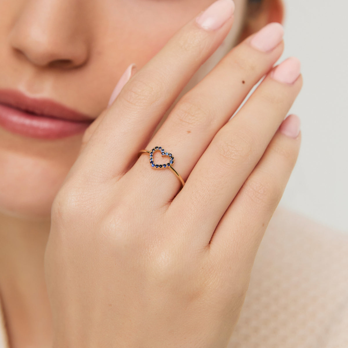 Anillo en oro amarillo de 18K amma corazón full love con zafiros