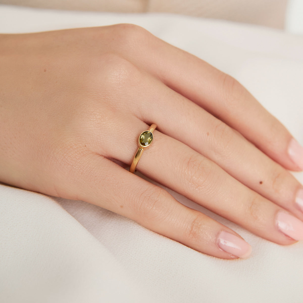 Anillo oro amarillo 18K turmalina oval verde