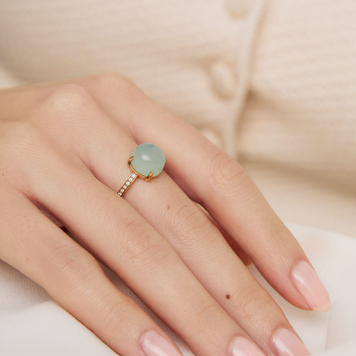 Anillo en oro amarillo de 18K con calcedonia cabuchón
