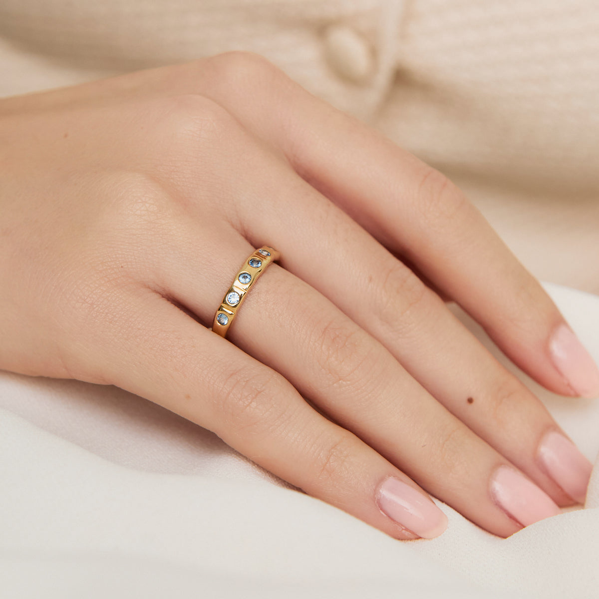 Anillo en oro amarillo de 18K con topacios azules