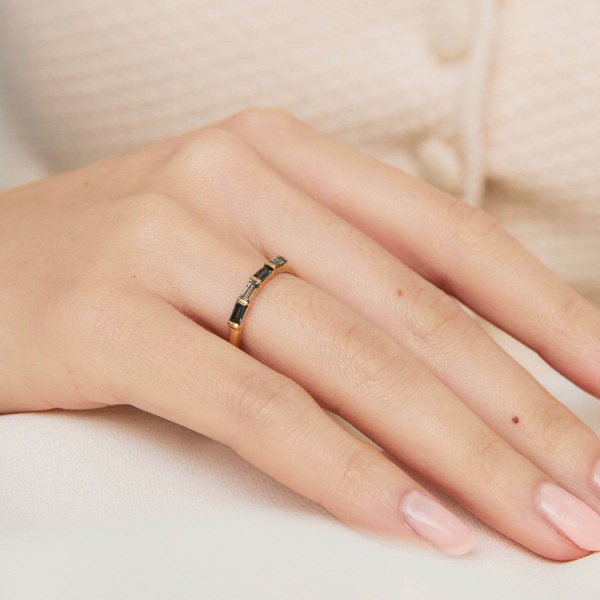 Anillo oro amarillo 18K medio rivière con topacio azul y zafiro verde baguettes