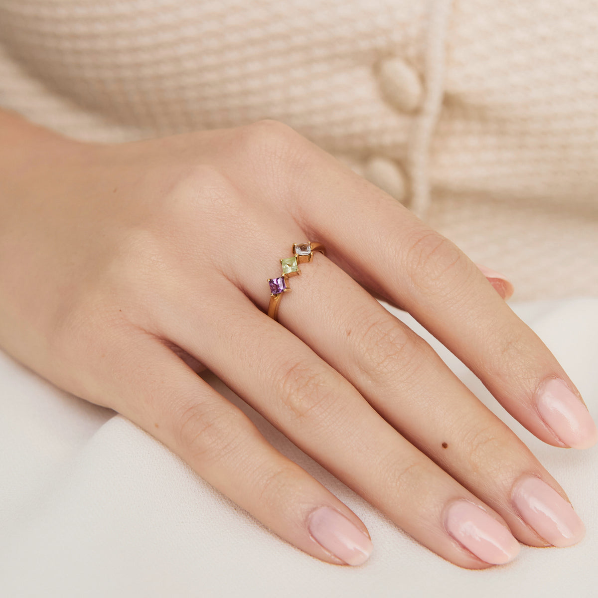 Anillo en oro amarillo de 18K con turmalinas princess
