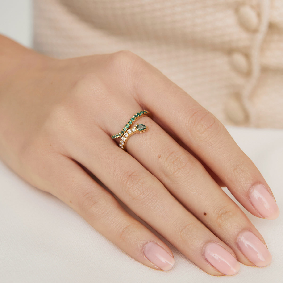 Anillo en oro amarillo de 18K con esmeraldas y brillantes