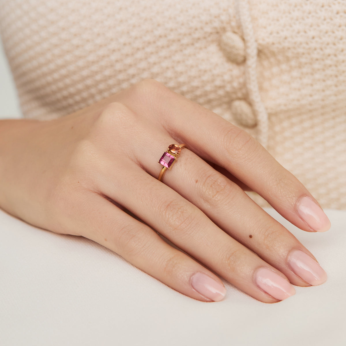 Anillo en oro amarillo 18K zafiro oval y turmalina rosa princess