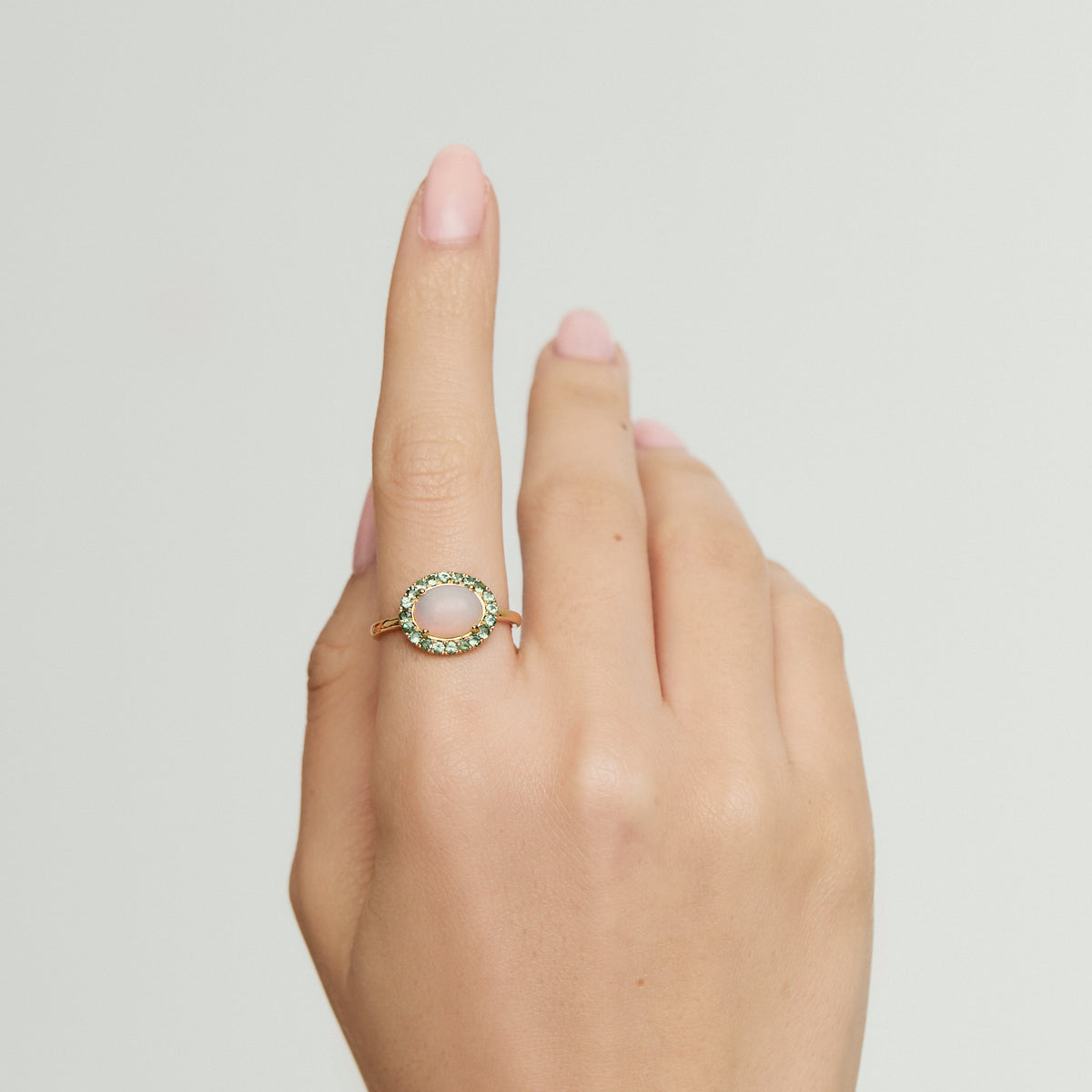 Anillo en oro amarillo 18K con ópalo cabuchón y tsavorita
