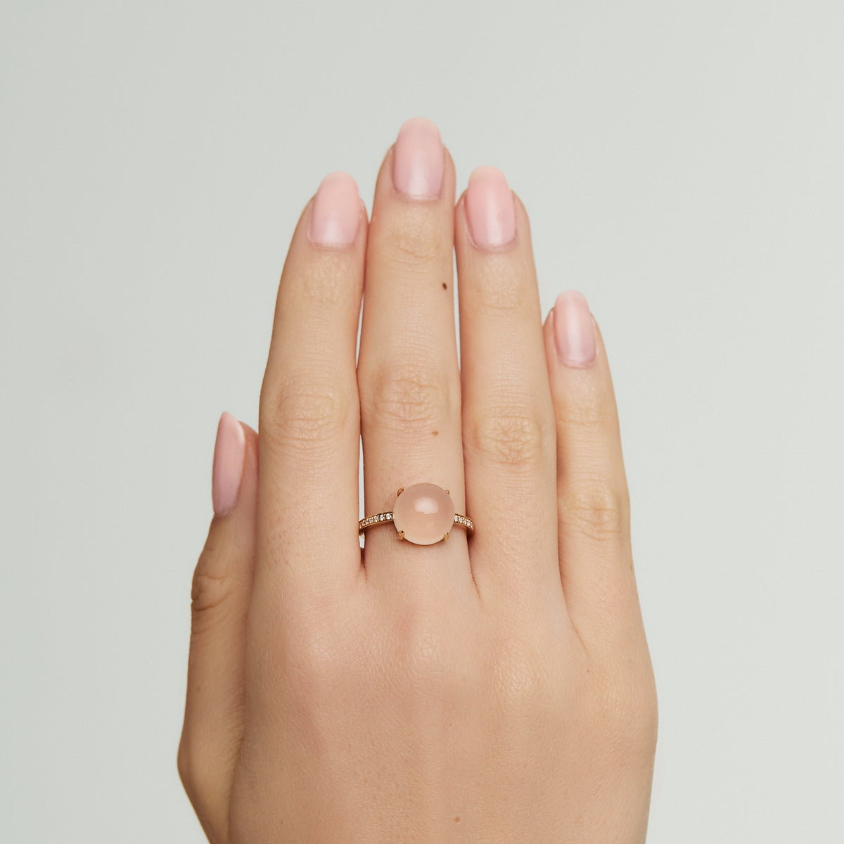 Anillo en oro amarillo de 18K con agata cabuchón