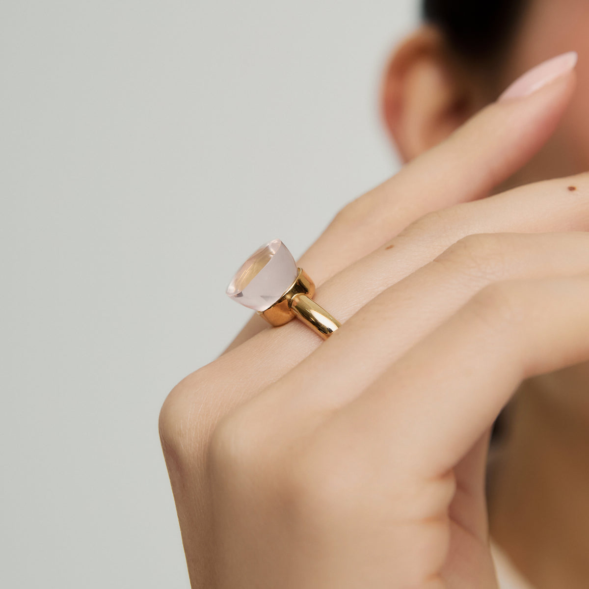 Anillo en oro amarillo de 18K con cuarzo rosado cushion