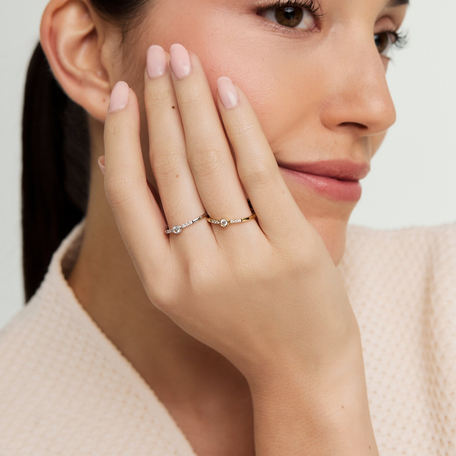 Anillo en oro amarillo de 18K bisel con brillantes