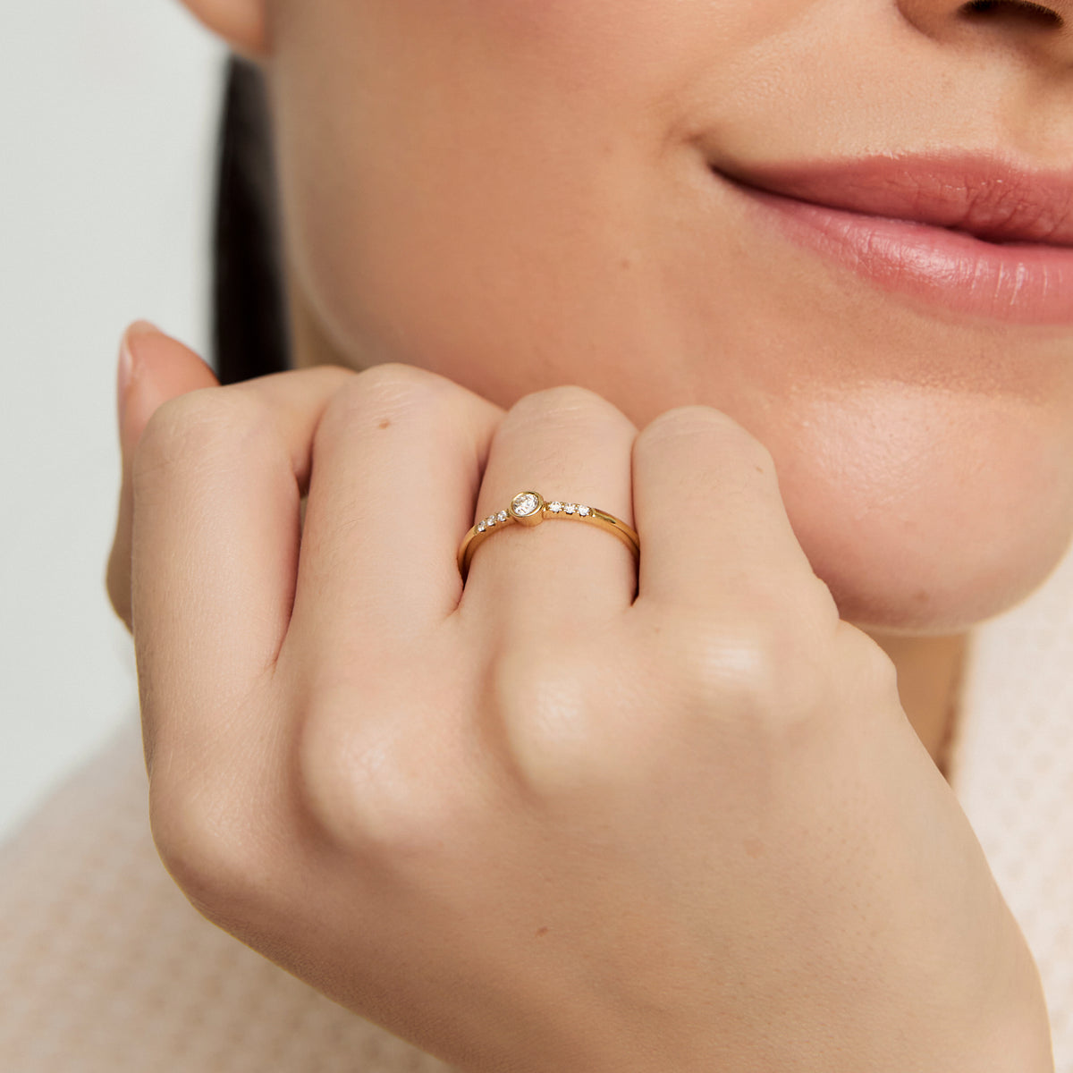 Anillo en oro amarillo de 18K bisel con brillantes