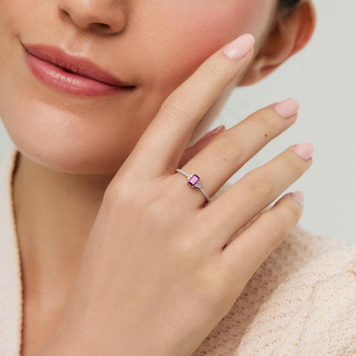 Anillo en oro blanco 18K con amatista y brillantes