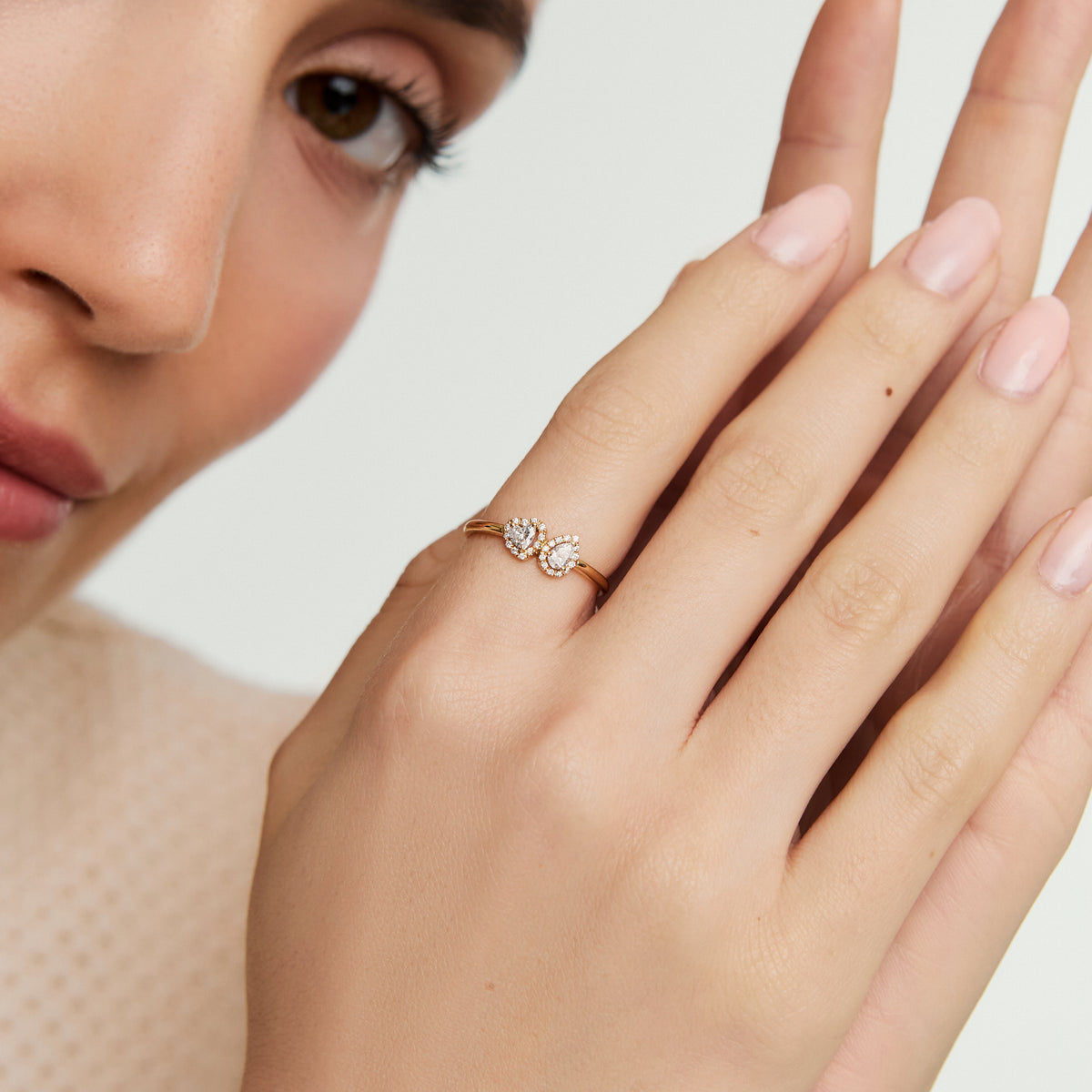 Anillo en oro amarillo de 18K con diamante corazón y pera rodeado de brillantes