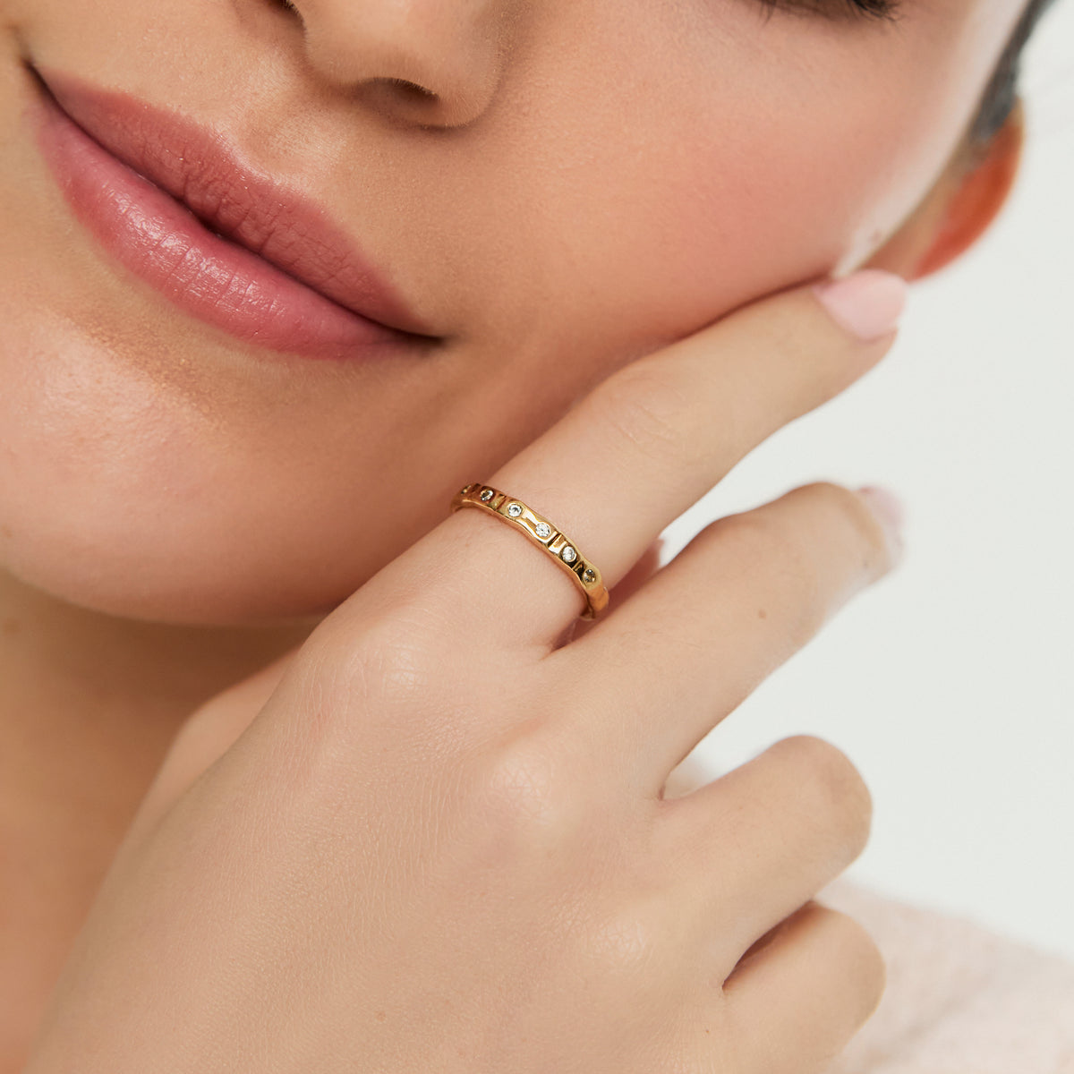 Anillo en oro amarillo de 18k con zafiros
