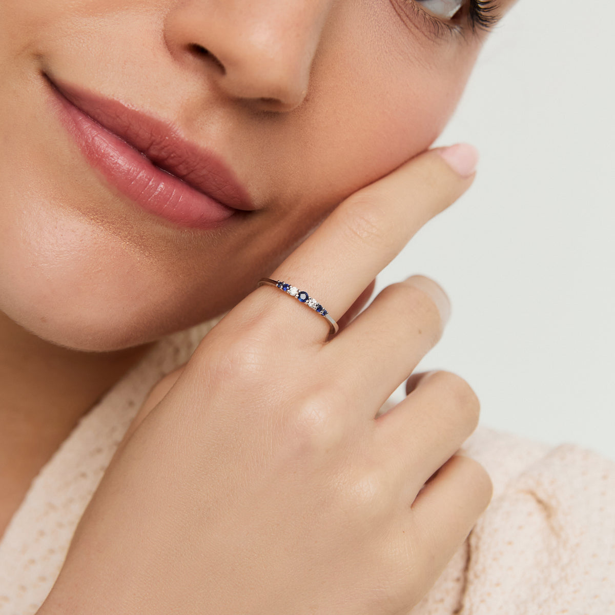 Anillo en oro blanco 18K con brillantes y zafiros
