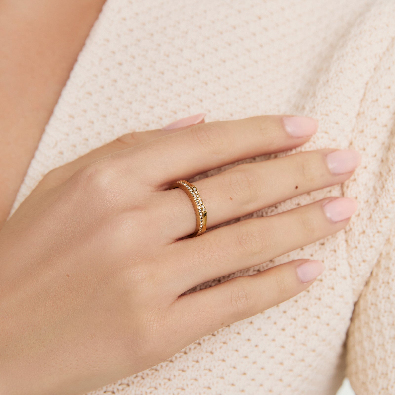 Anillo en oro amarillo de 18K doble aro octagonal con brillantes
