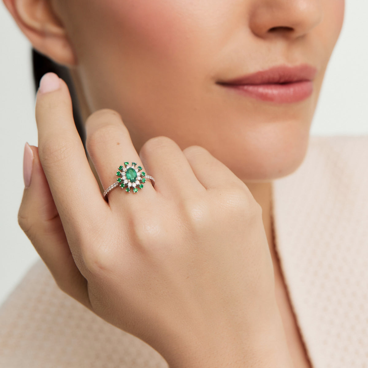 Anillo en oro blanco de 18K con esmeraldas y brillantes