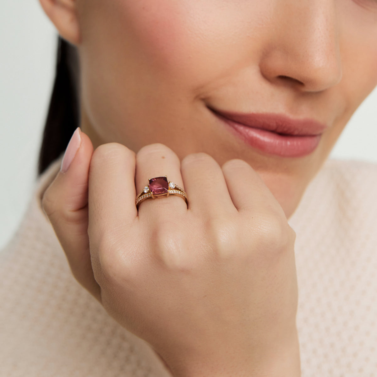 Anillo en oro amarillo 18K con brillantes y turmalina rosa