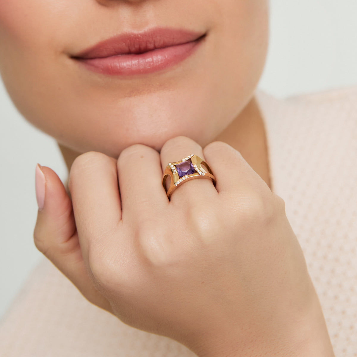 Anillo en oro amarillo de 18K amatista cushion