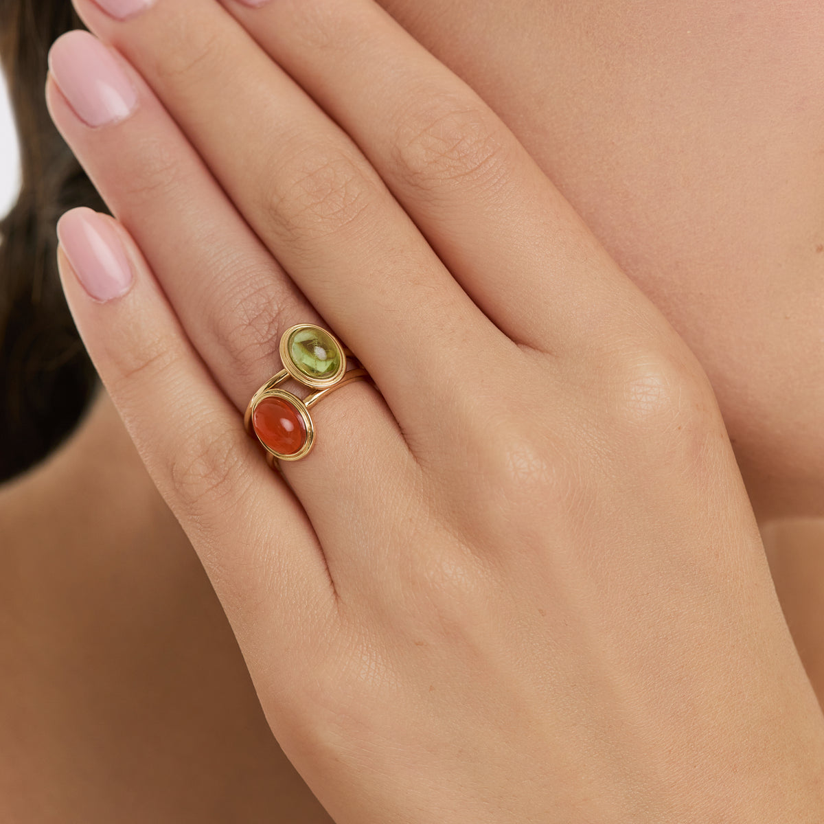 Anillo en oro amarillo de 18K con cabuchón cornalina