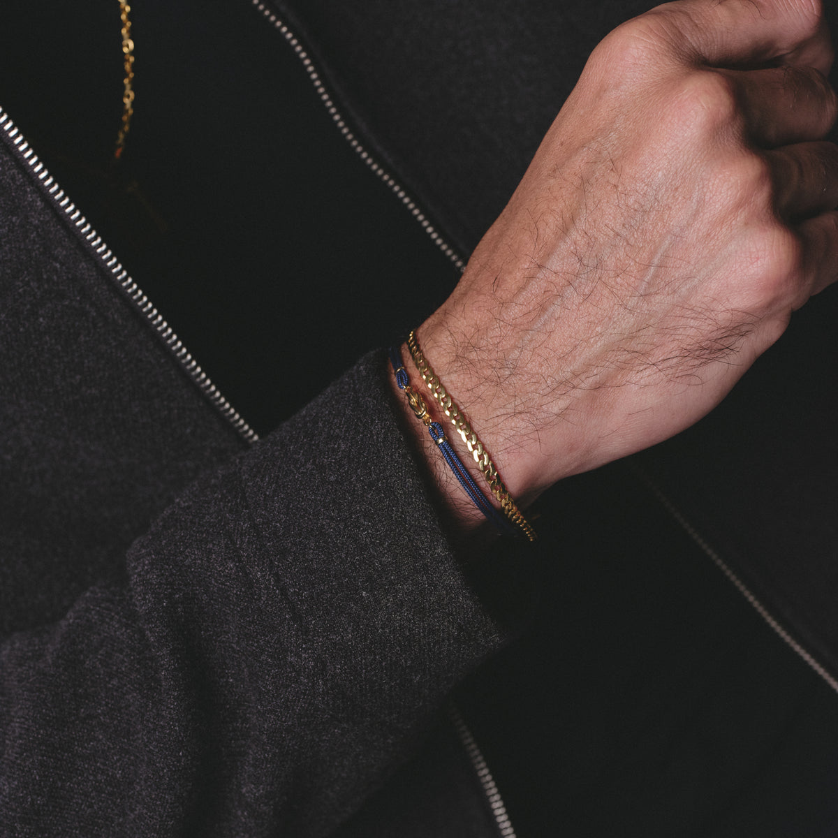 Pulsera en oro amarillo 18K con hilo azul y nudo infinito