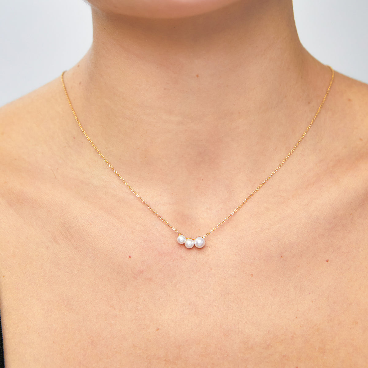 Collar en oro amarillo de 18K con dije 3 perlas en degradé