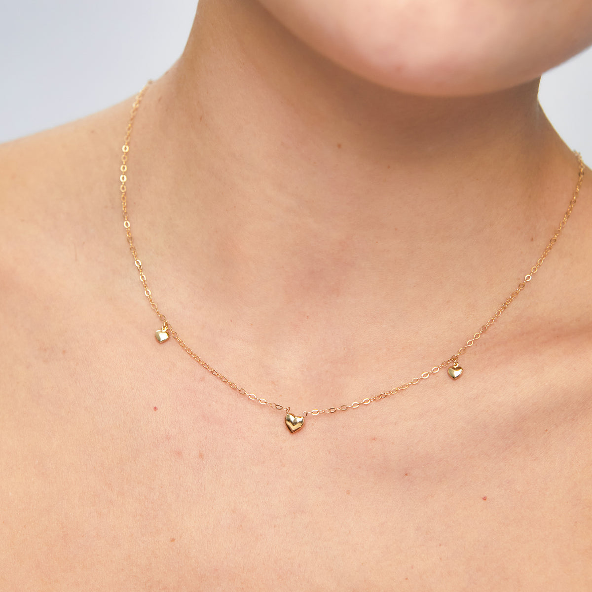 Collar en oro amarillo de 18K con 3 corazones colgantes bombeados