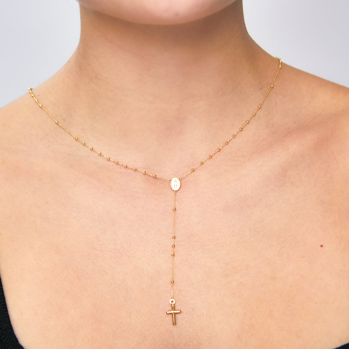 Collar en oro amarillo de 18K rosario con bolitas intercaladas y dije de la Virgen