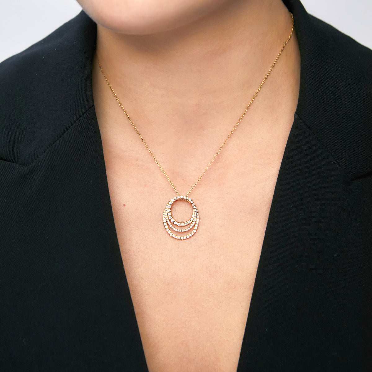 Collar oro amarillo 18K espiral oval con full brillantes