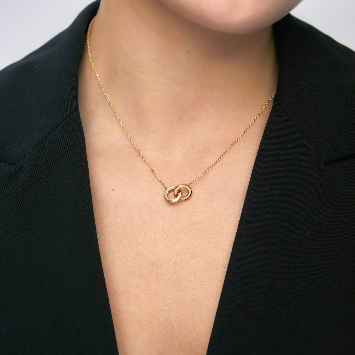 Collar oro amarillo 18K círculos tubular unidos
