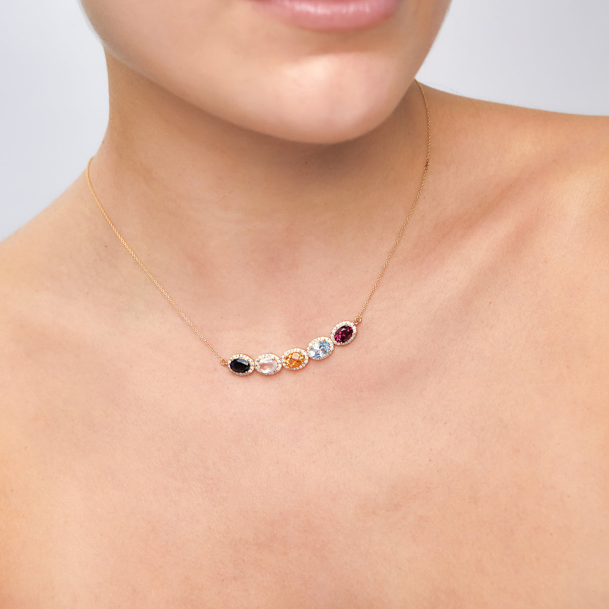 Collar oro amarillo 18K barra con piedras de colores y brillantes
