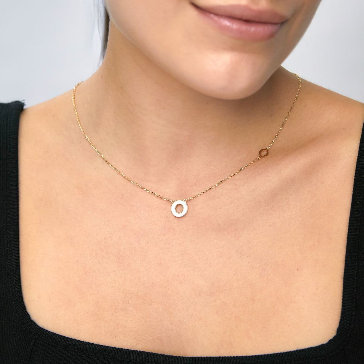 Collar en oro amarillo de 18K círculo calado, nácar blanco al frente y negro en el reverso
