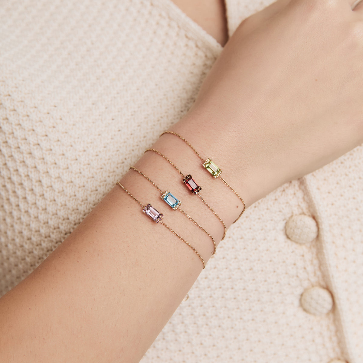Pulsera Amelia en oro amarillo de 18K con granate corte esmeralda
