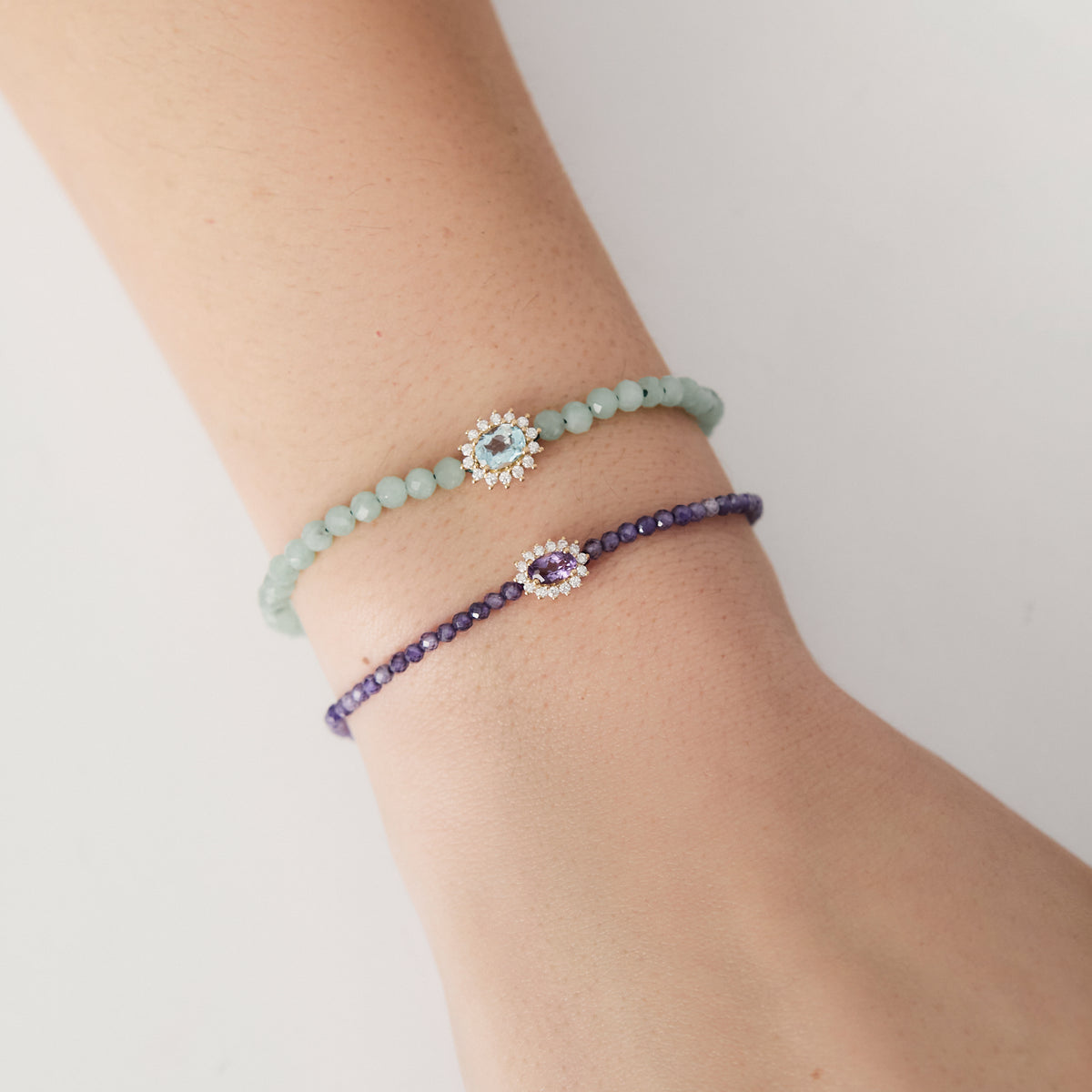 Pulsera en oro amarillo 18K con dije Lady y amatistas
