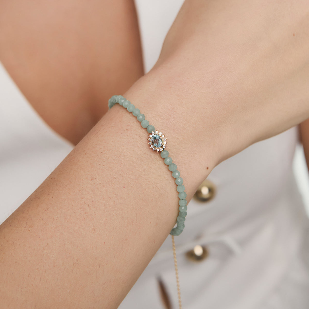 Pulsera en oro amarillo 18K con dije Lady Di. y cuentas agatas regulables
