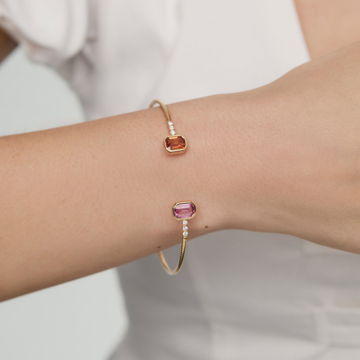 Pulsera en oro amarillo 18K bangle con zafiro esmeralda azul y naranja