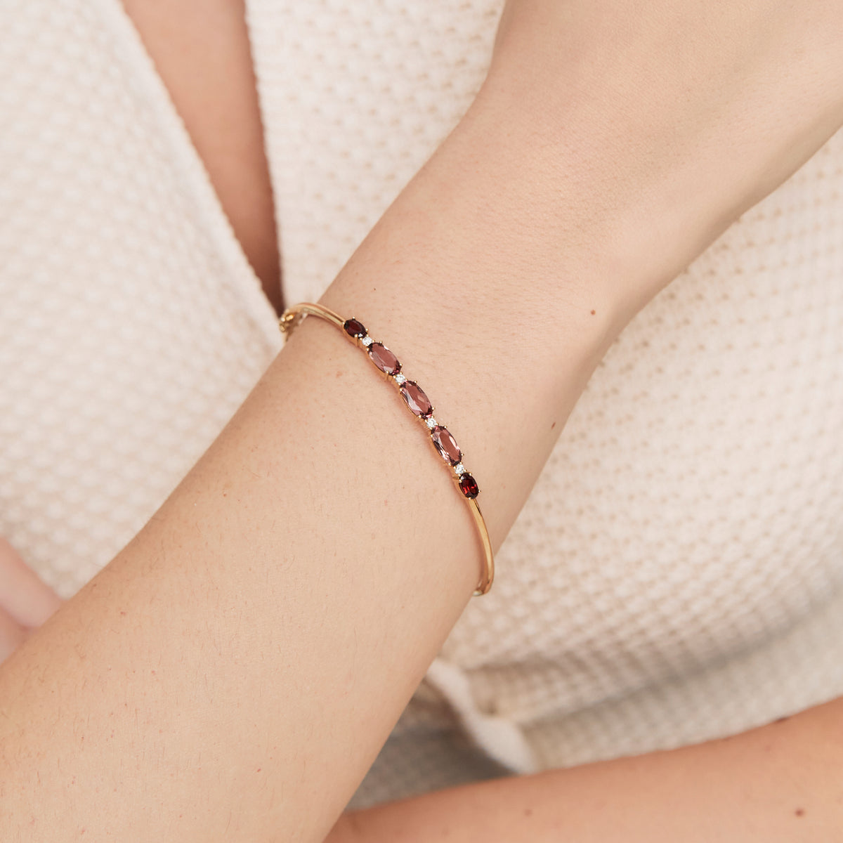 Pulseras en oro amarillo 18K bangle con turmalinas rosa y granate