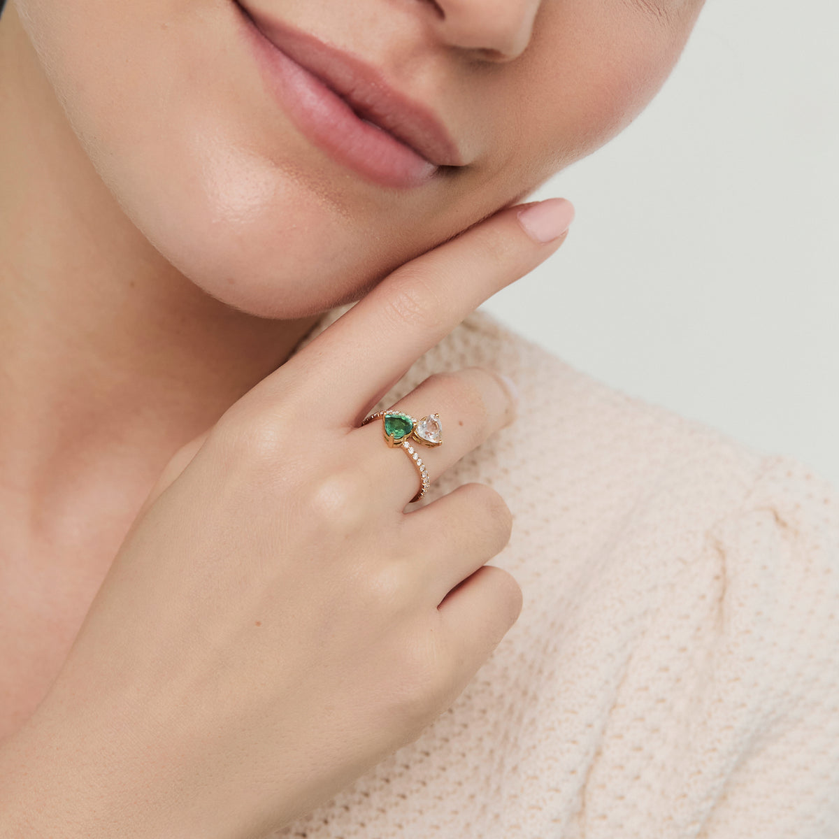 Anillo oro amarillo 18K esmeralda y cuarzo cristal en forma de corazón con brillantes