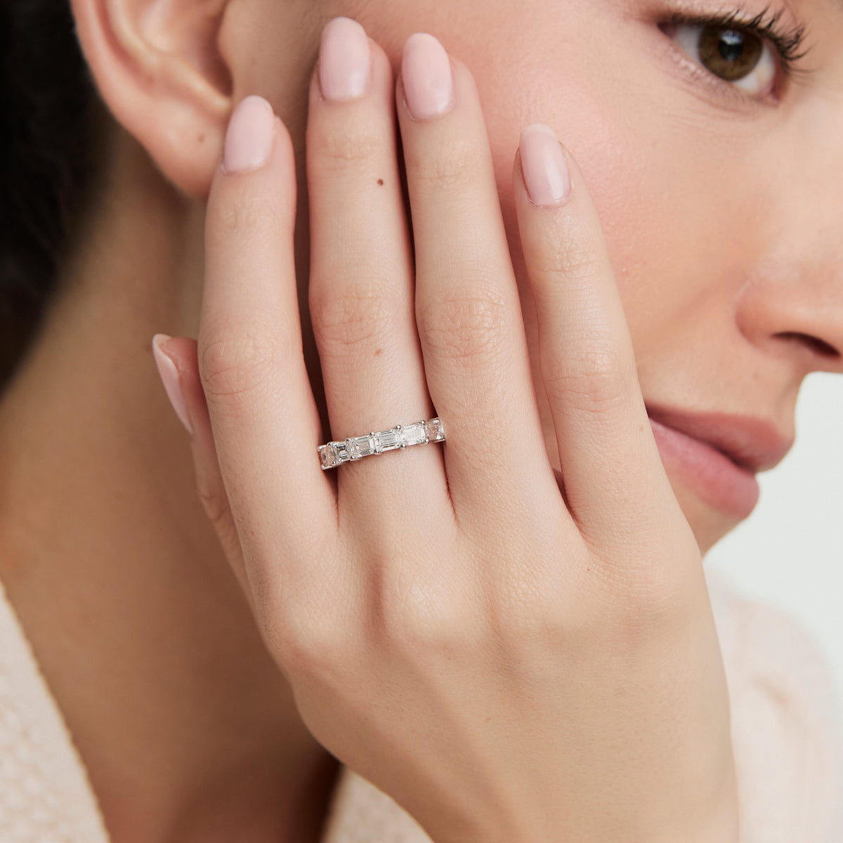 Anillo oro blanco 18K medio rivière con brillantes corte esmeralda