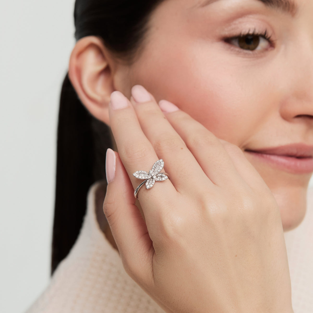 Anillo oro blanco 18K mariposa centro brillante