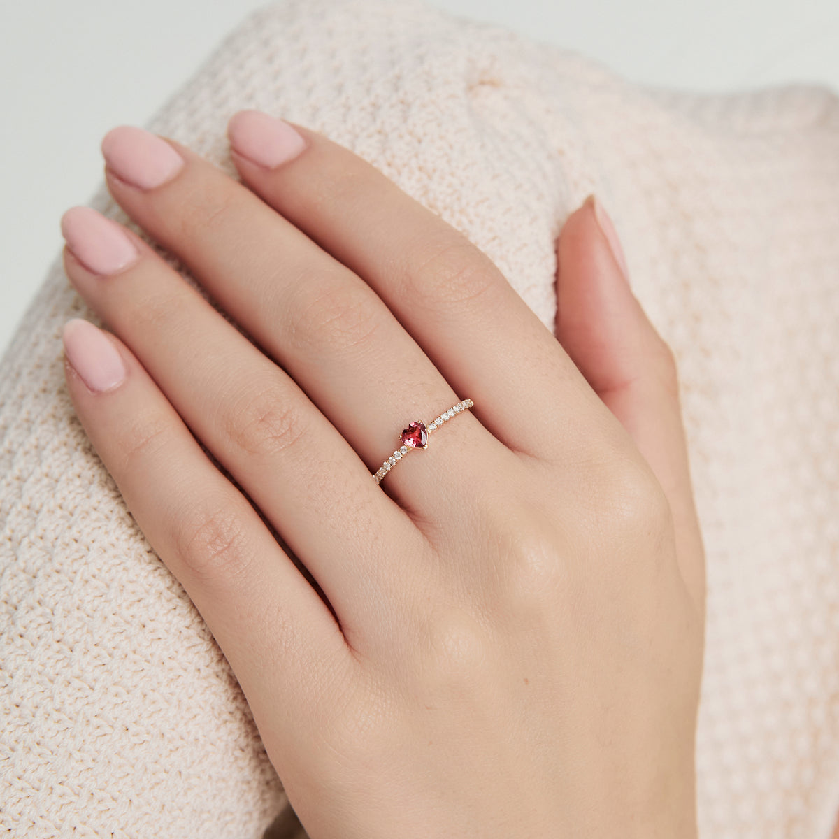 Anillo corazón oro amarillo de 18k con turmalina rosa y brillantes