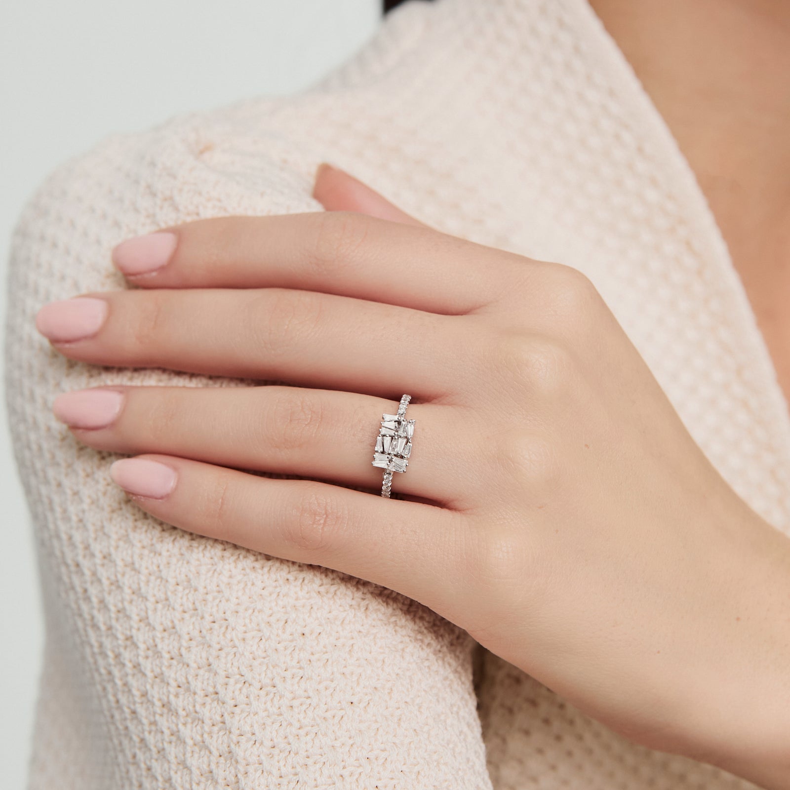 Anillo en oro blanco de 18K forma rectangular con brillantes