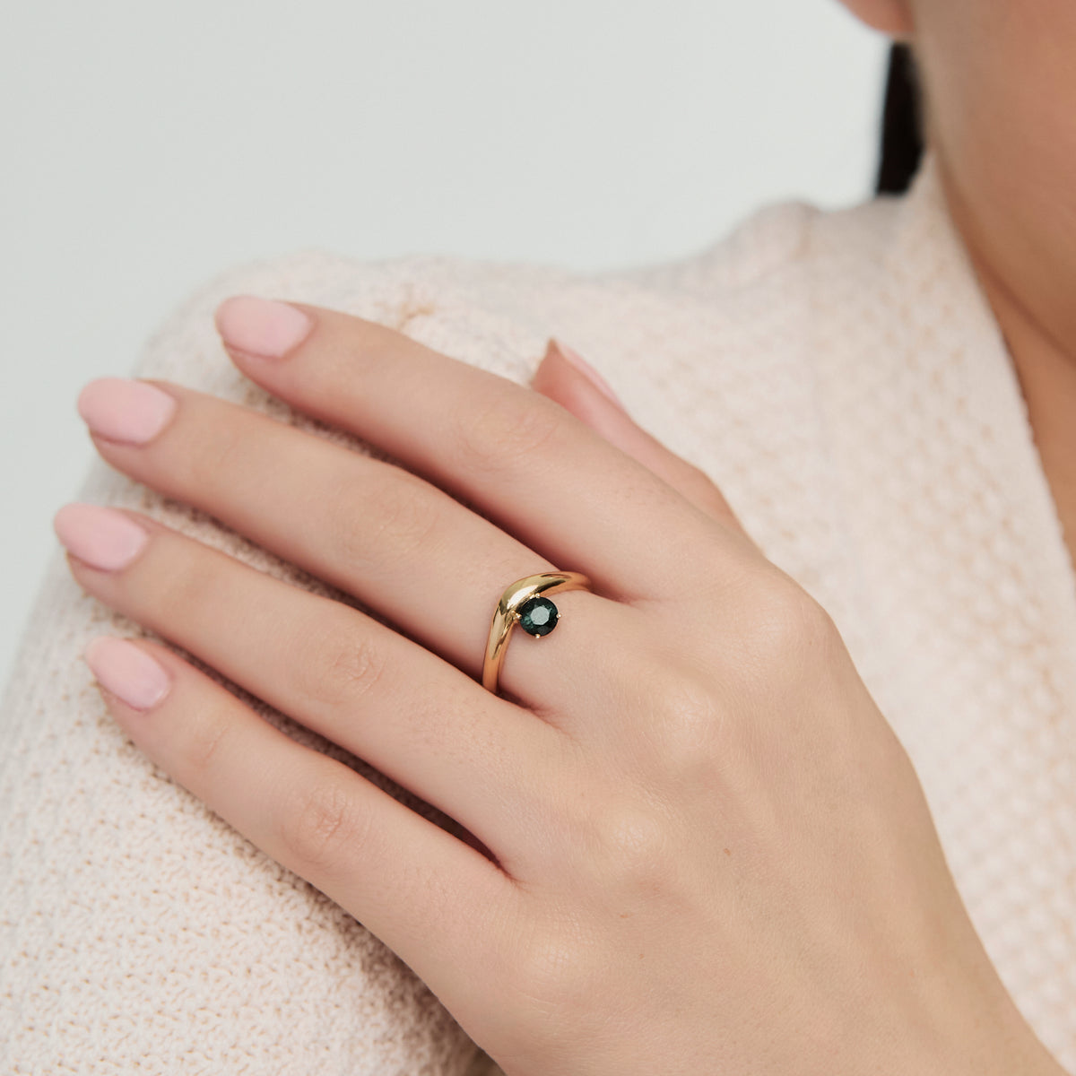 Anillo en oro amarillo de 18K curvo con turmalina verde redondo