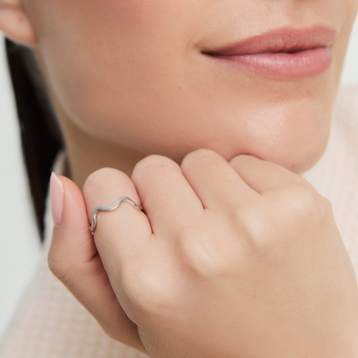 Anillo en oro blanco de 18K centro ondeado.