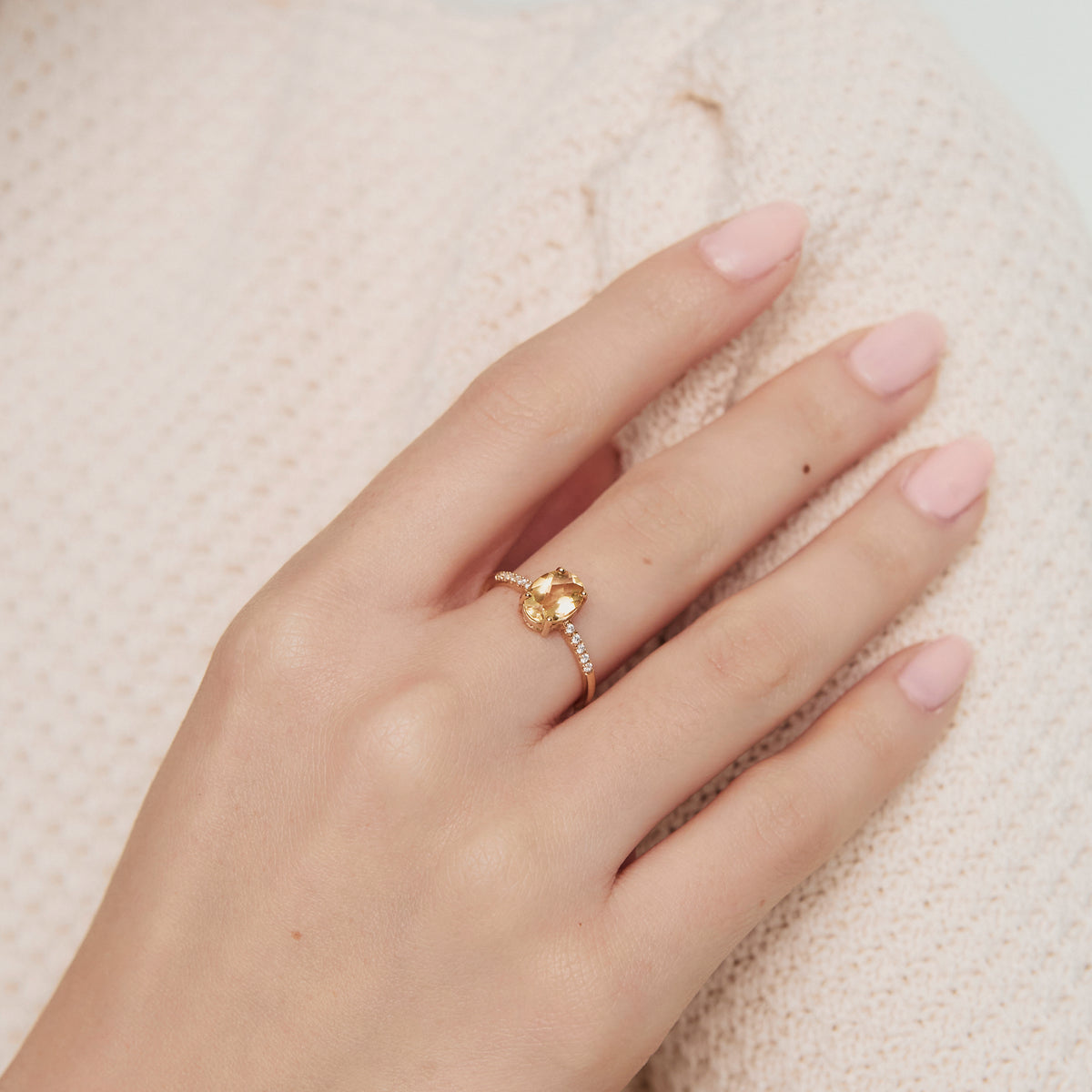 Anillo oro amarillo de 18K con citrino oval